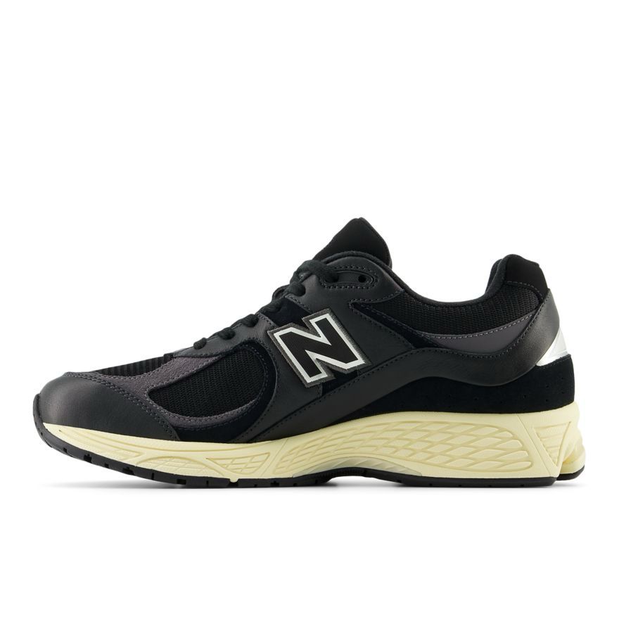NEW BALANCE 2002R BLACK WHITE