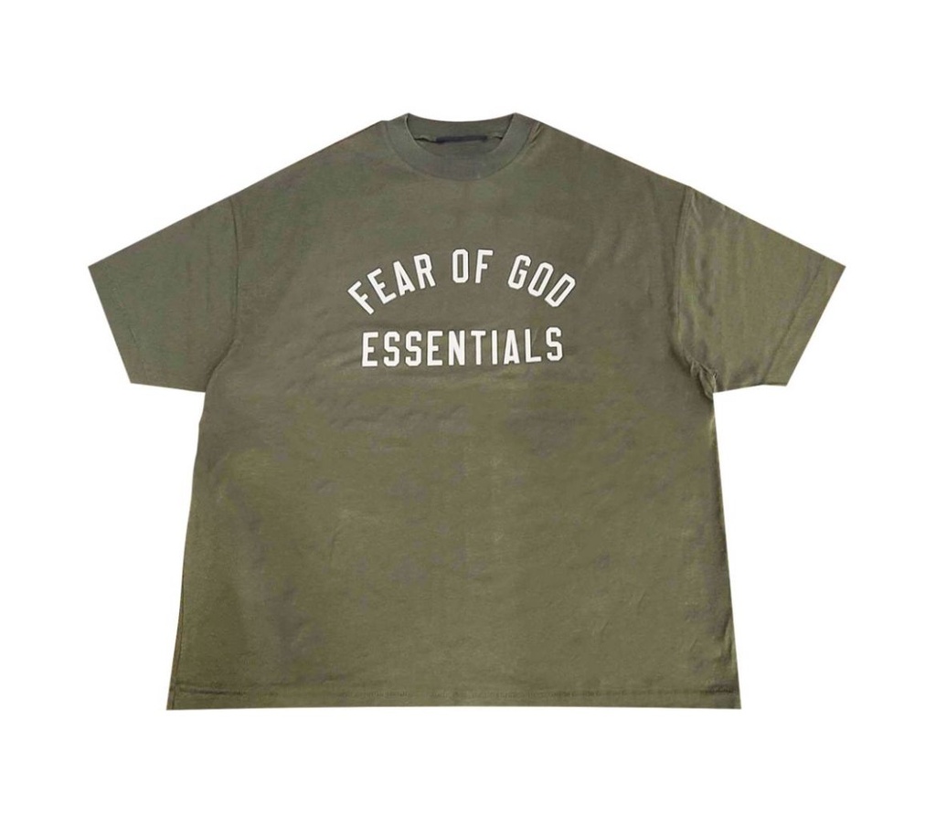 FEAR OF GOD ESSENTIALS T-SHIRT GREEN OLIVE LOGO BEIGE ENFRENTE