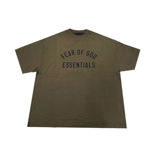 FEAR OF GOD ESSENTIALS T-SHIRT GREEN OLIVE LOGO NEGRO ENFRENTE